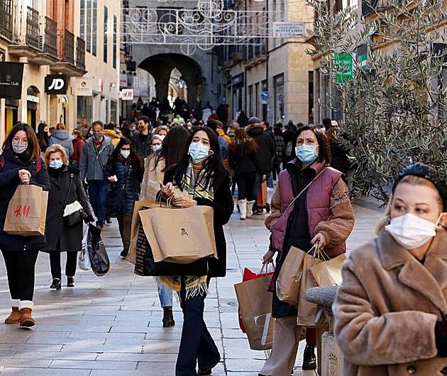 Público con bolsas de compra durante las rebajas de invierno pasadas