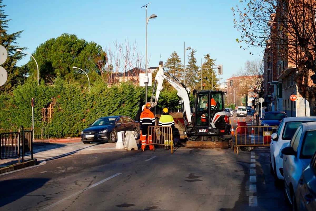 Operarios trabajando en solucionar la rotura de una tubería