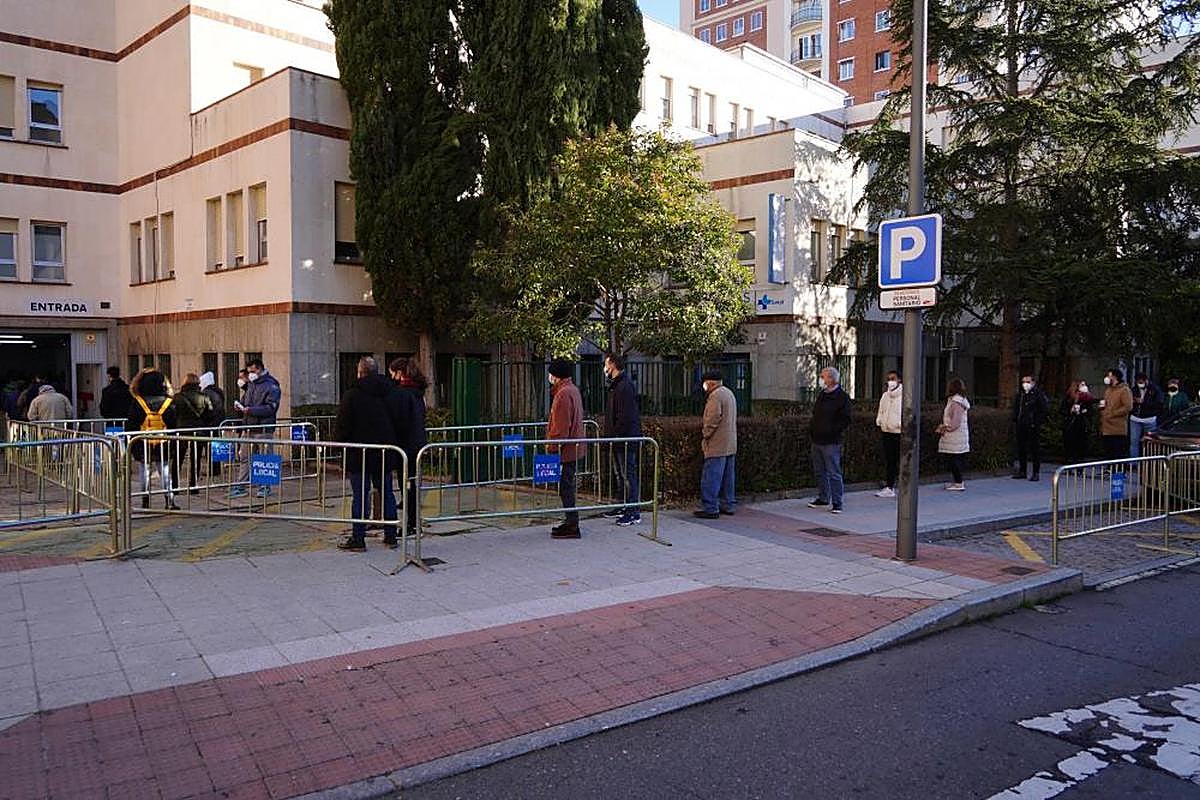 Largas colas en la mañana de este viernes para hacerse el test