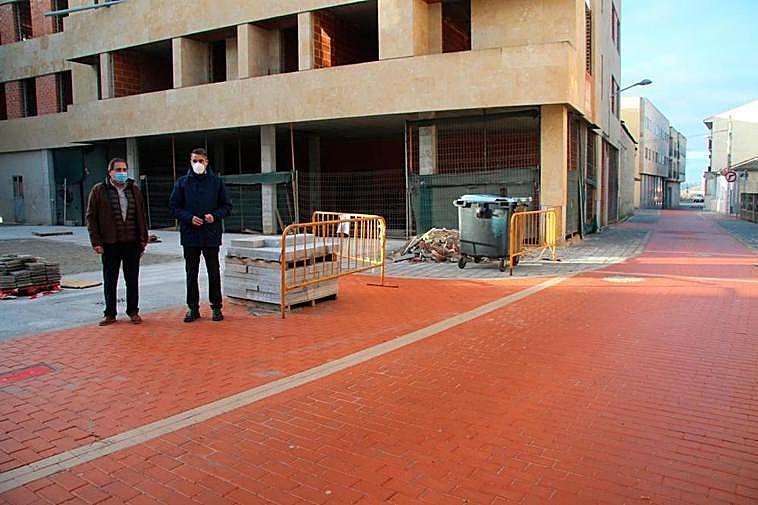 Víctor Zato y Ángel Peralvo en la calle Larga, ya abierta al tráfico y con nueva imagen para los viales del municipio