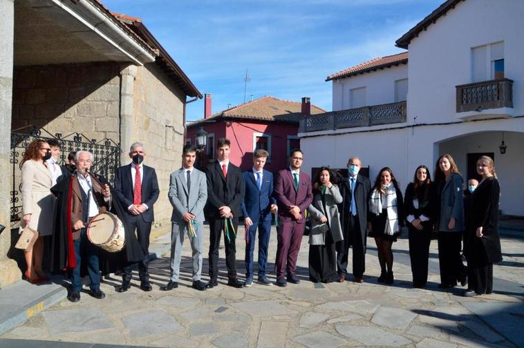 Los quintos de Linares con el alcalde, Ignacio Polo; el concejal Ángel Calvo y el tamborilero Vicente Pérez