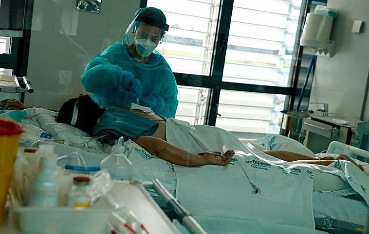 Un paciente en la UCI del hospital de Son Espases en Mallorca