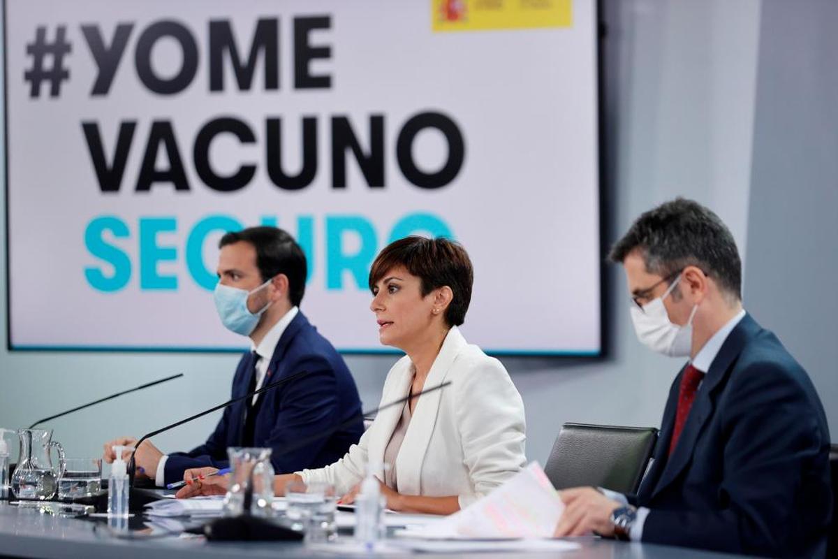 Alberto Garzón, a la izquierda en la mesa.