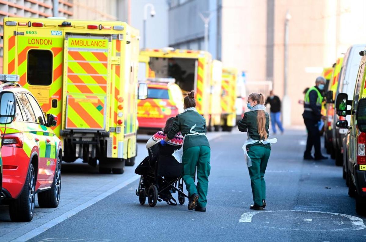 Ambulancias agolpadas a la puerta de un hospital en Londres