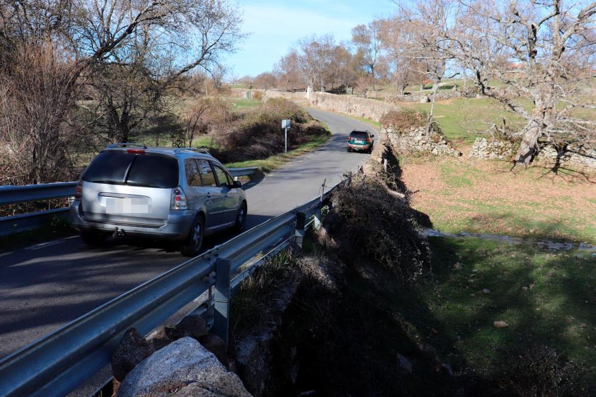 Dos vehículos circulan por la carretera en uno de los puntos más estrechos y problemáticos.