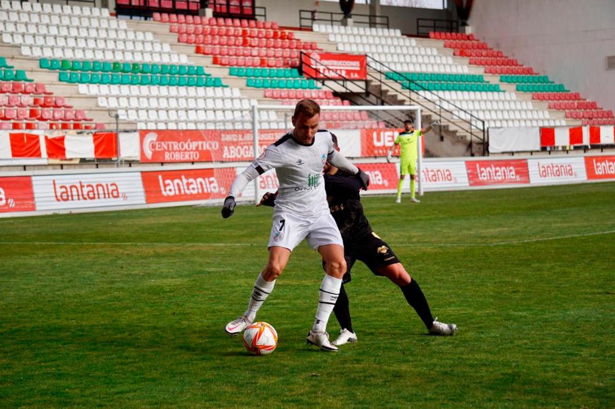 Pepe Carmona protege el balón ante un jugador del Zamora.