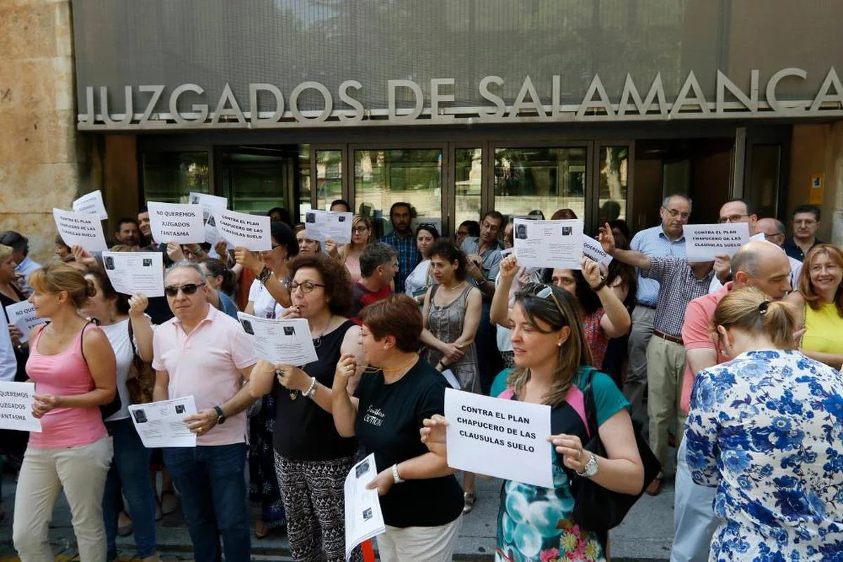 Protesta en 2017 de los funcionarios de justicia contra el plan para tratar los casos de cláusulas suelo.