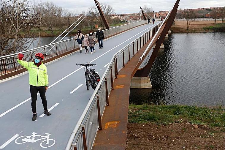 Nueva pasarela peatonal que une el barrio de Huerta Otea con los huertos urbanos.