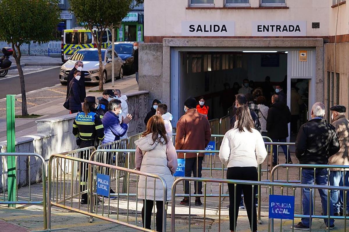 Varias personas esperan para someterse a pruebas de antígenos en el centro de San Juan.
