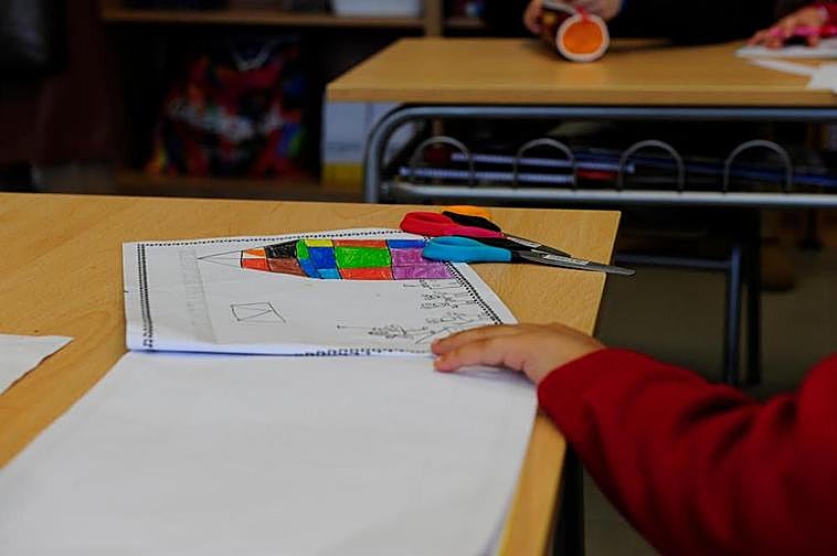 Interior de un aula escolar.