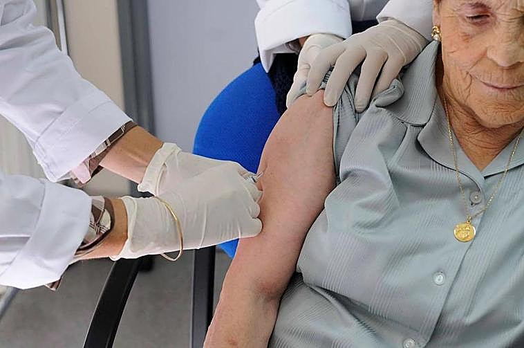 Vacunación de una persona mayor en un centro de salud salmantino.