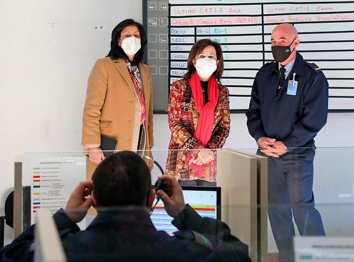 Margarita Robles en su visita a los rastreadores militares