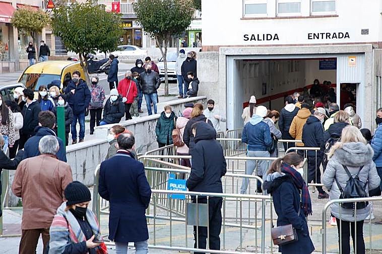 Colas para someterse al cribado de este viernes en el SUAP de la calle Valencia.