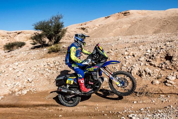 Santolino rodando por un tramo difícil del Dakar