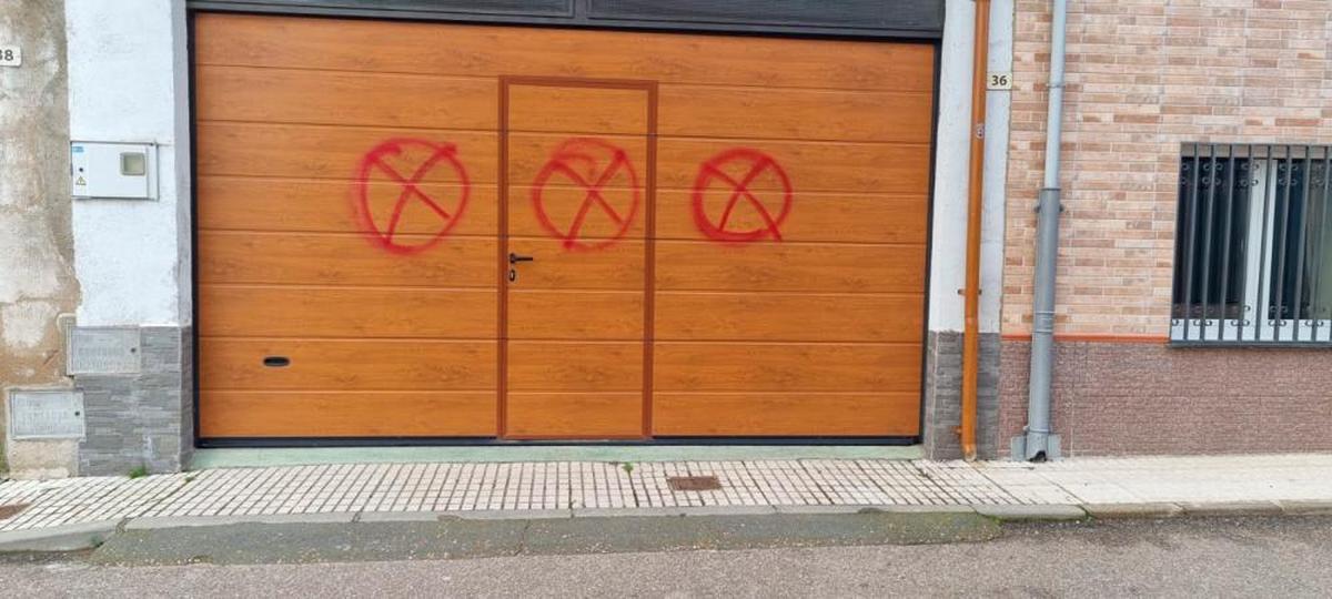 Nueva oleada de vandalismo en La Vellés con siete casas marcadas con puntos de mira y dianas