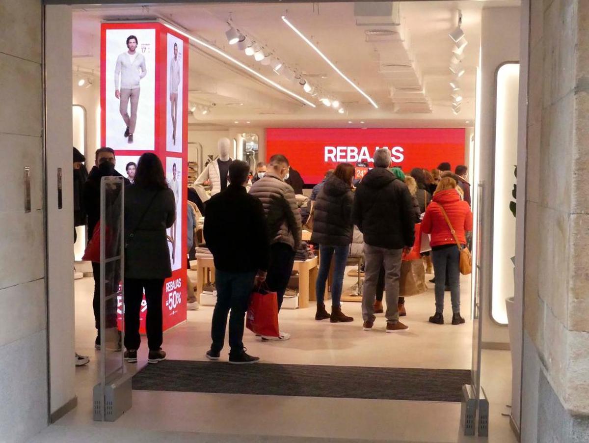 Colas para compras y devoluciones en una tienda de moda del centro