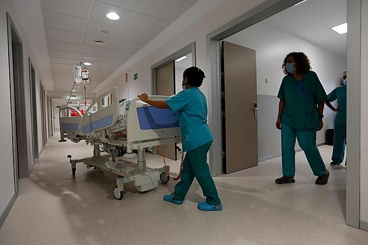 Personal sanitario en las instalaciones del nuevo Hospital.