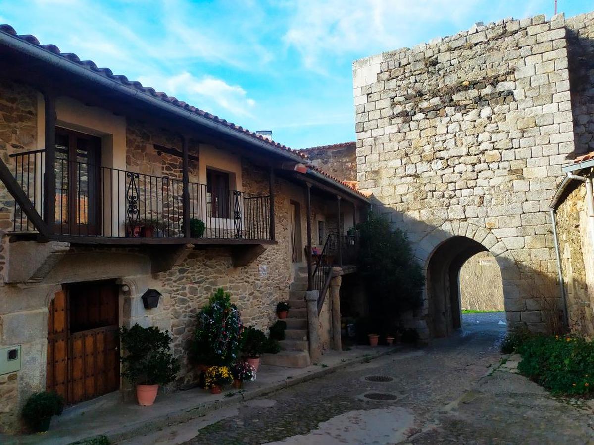 Imagen desde el interior del recinto amurallado de la Puerta de la Villa de Monleón