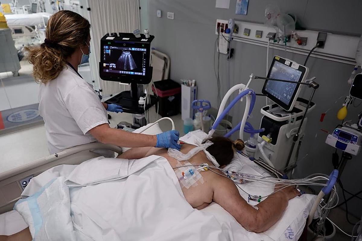Una persona enferma de covid, en el hospital Isabel Zendal de Madrid.