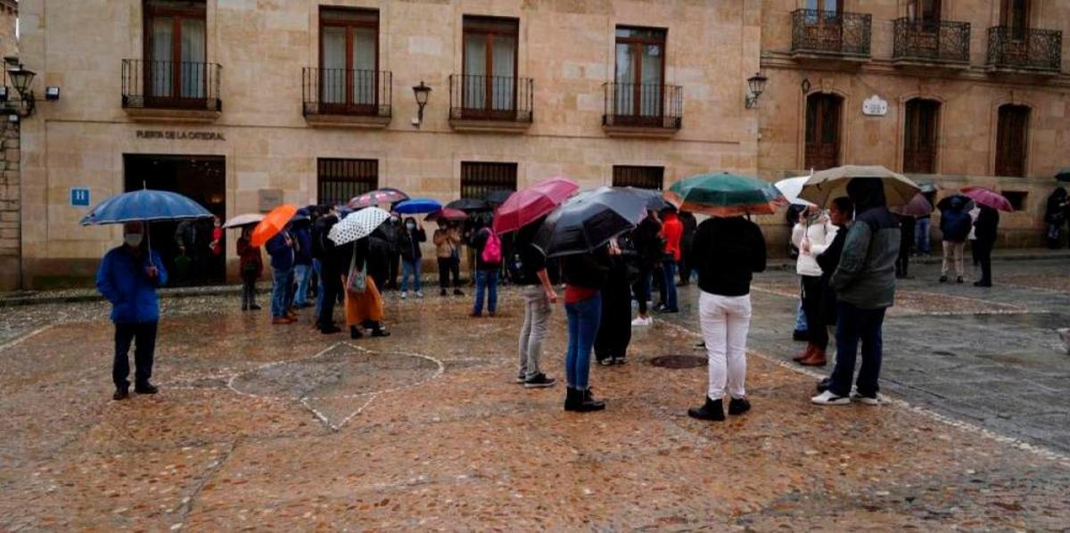 Turistas con paraguas en Salamanca.