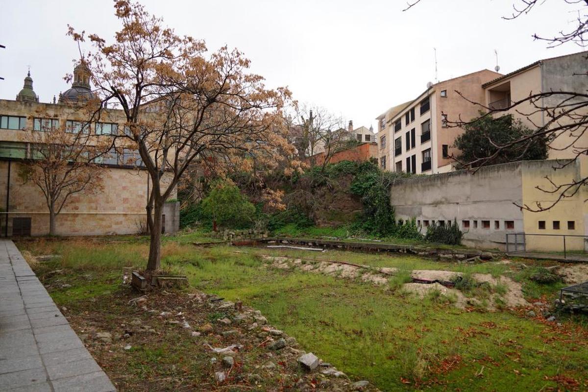 Solar de la Facultad de Geografía e Historia en el que se proyecta levantar el nuevo edificio para ampliar el centro.