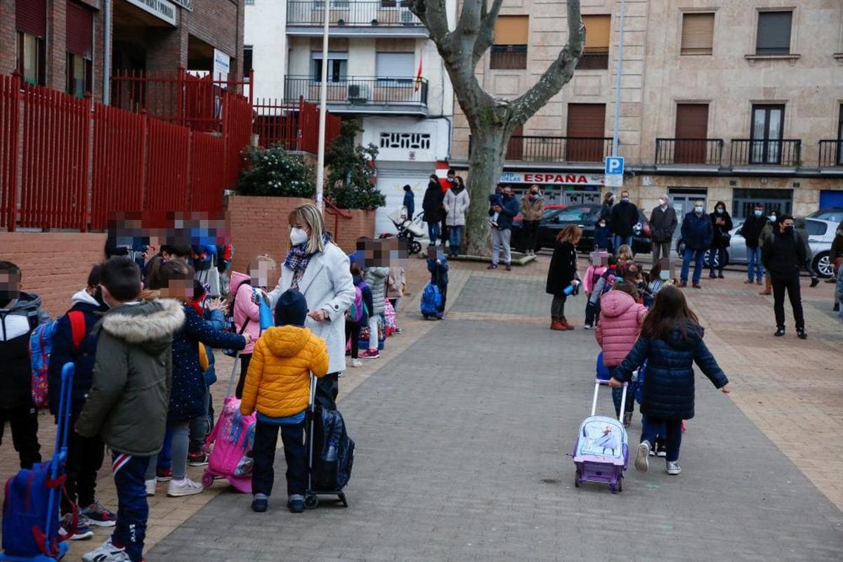 Niños a la entrada de un centro.