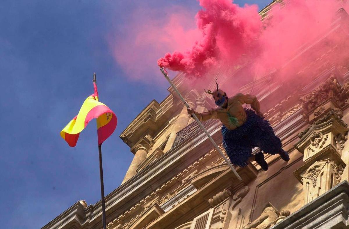 Actuación de Els Comediants en la Plaza Mayor, durante la cuenta atrás en enero hacia la inauguración de la Capitalidad Europea de la Cultura.