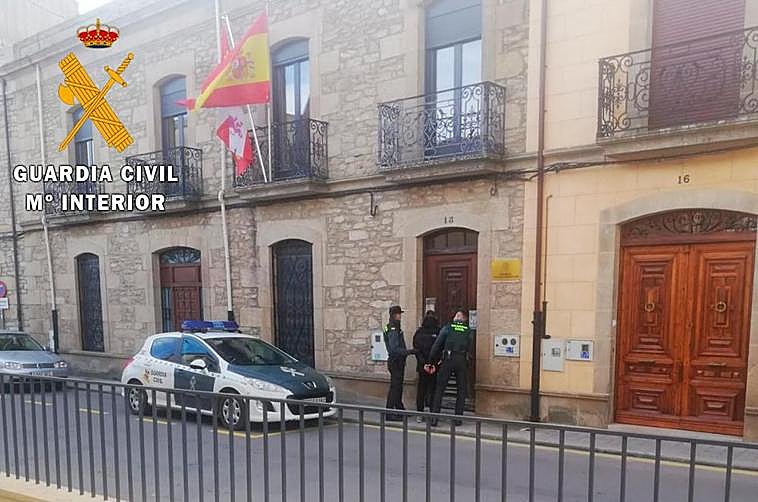 Entrada de los detenidos a los juzgados de Vitigudino.