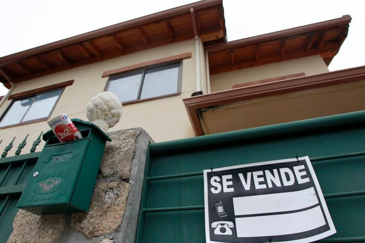 Cartel de se vende en una vivienda.