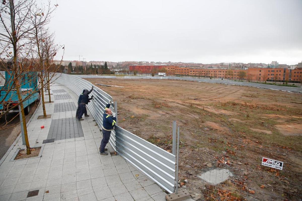 Operarios colocan vallas alrededor del solar donde se va a construir la Facultad de Ciencias Agrarias y Ambientales.