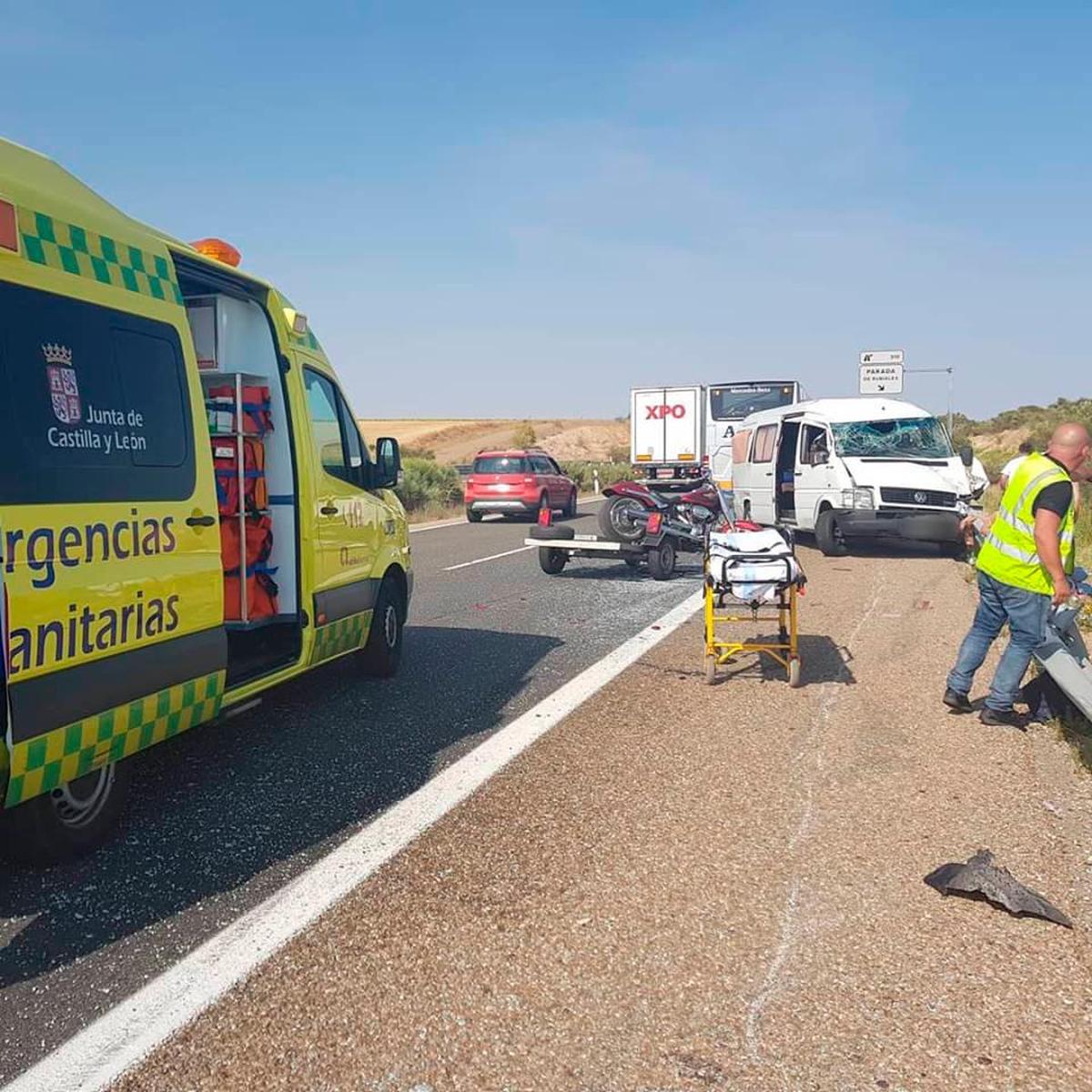 Una ambulancia asiste a víctimas de un accidente de tráfico