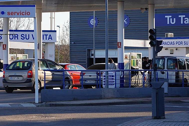 Clientes repostando en una gasolinera de Salamanca