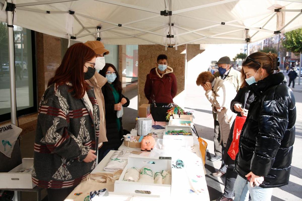 Mercadillo solidario de la protectora ‘Siempre Fiel’.