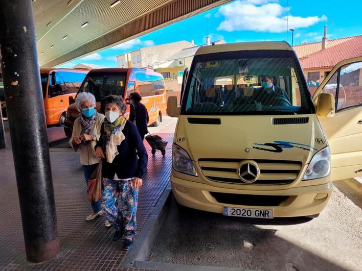 Un grupo de usuarios del bono rural de transporte gratuito a su llegada a Fuentes de Oñoro