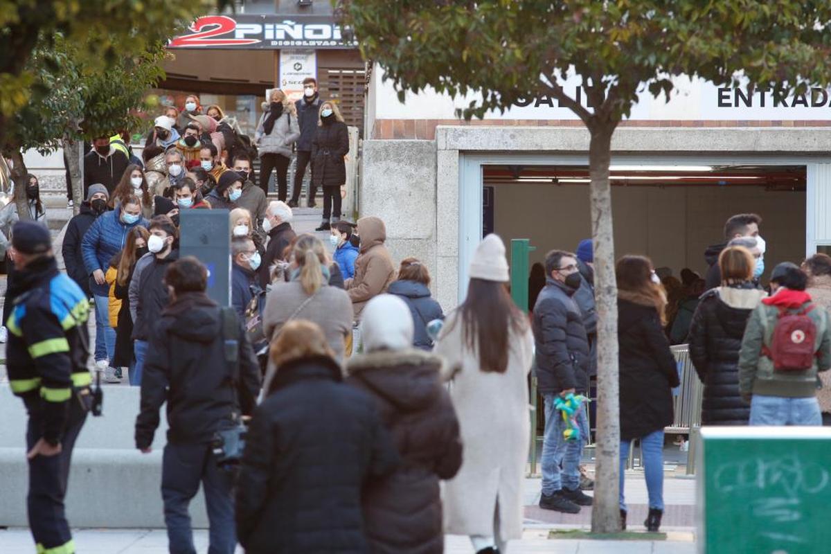 Acceso a uno de los últimos cribados en la trasera del centro de salud de San Juan