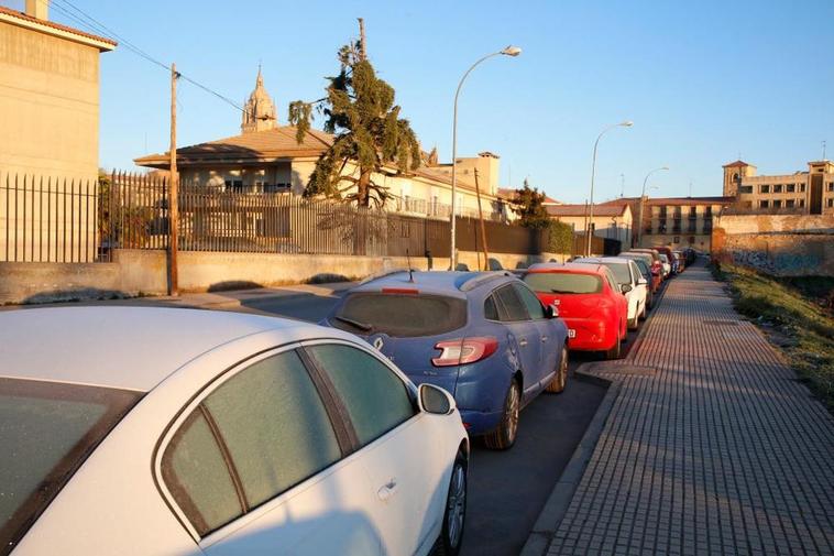 Vehículos con una capa de hielo este lunes en Salamanca.