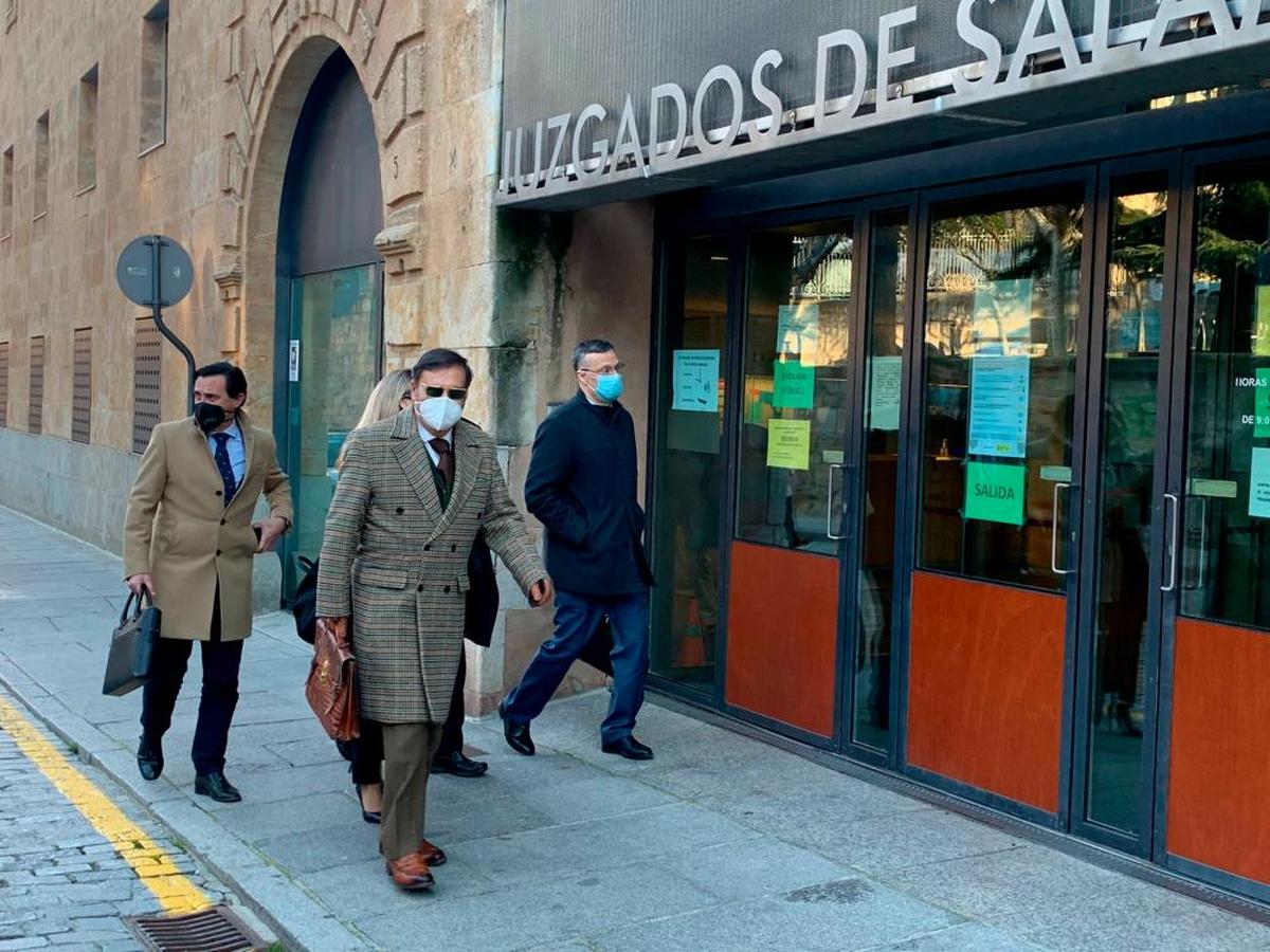 Representantes legales del PP y de Javier Iglesias, en los Juzgados de Salamanca.