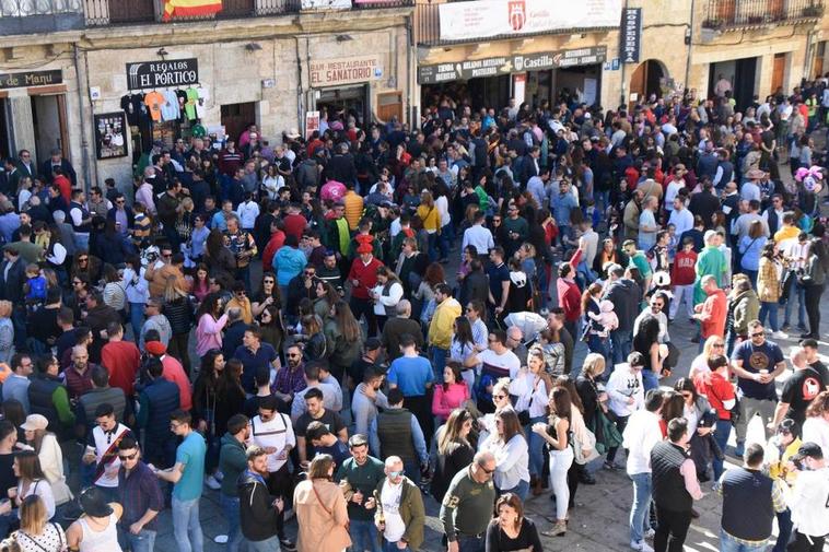 Ambiente en la parte baja de la Plaza Mayor durante la celebración del Carnaval del Toro de 2020