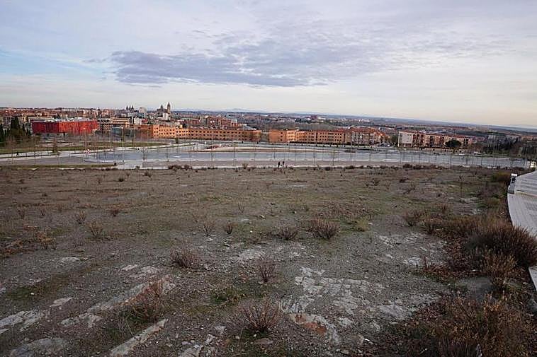 Solar situado junto a las obras de la nueva Facultad de Agrarias.