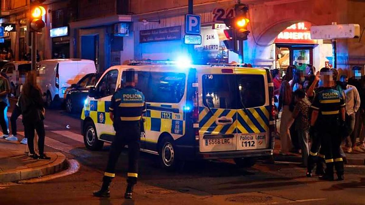 Policía local de patrulla por el centro de Salamanca