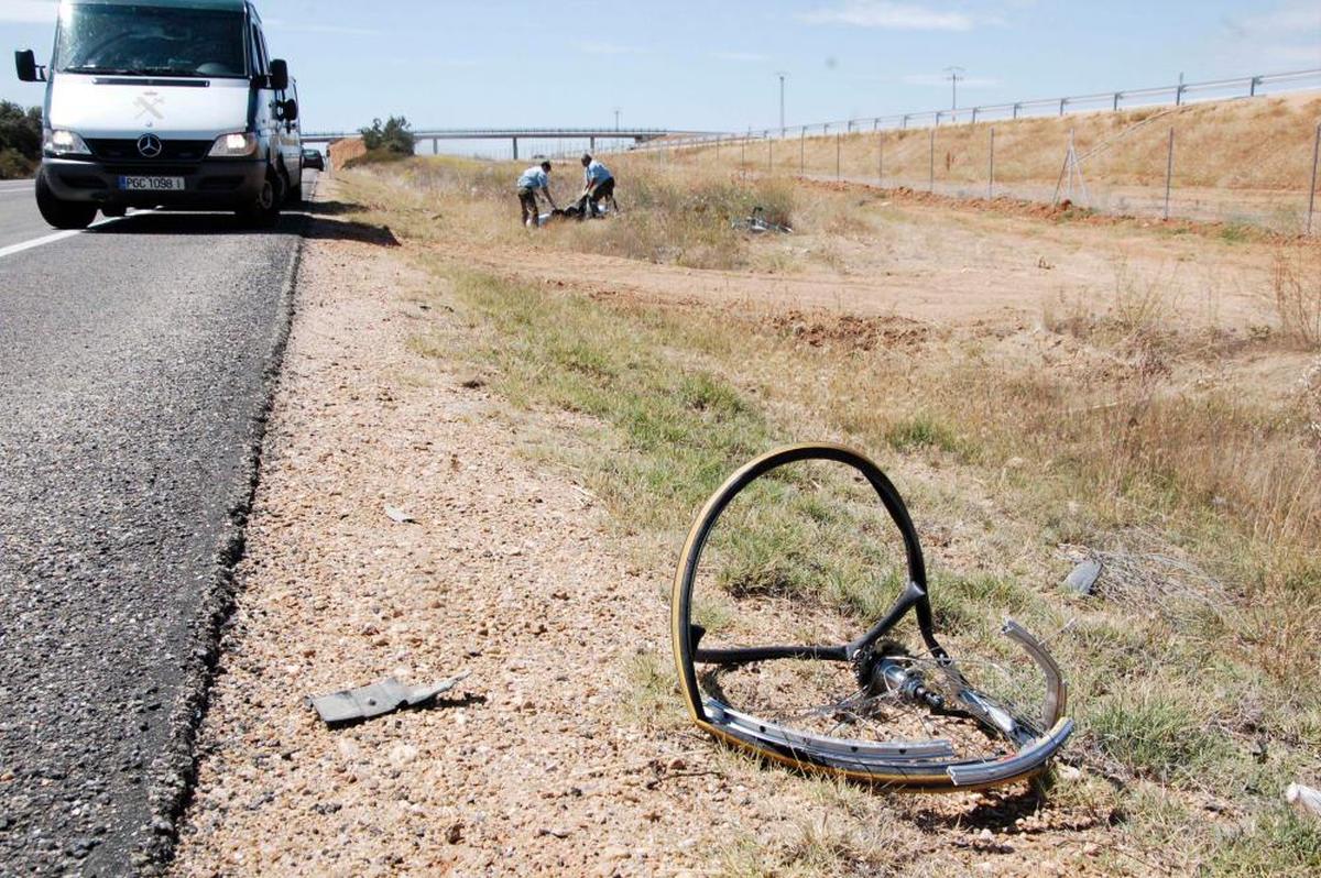 Una rueda de bicicleta atropellada.