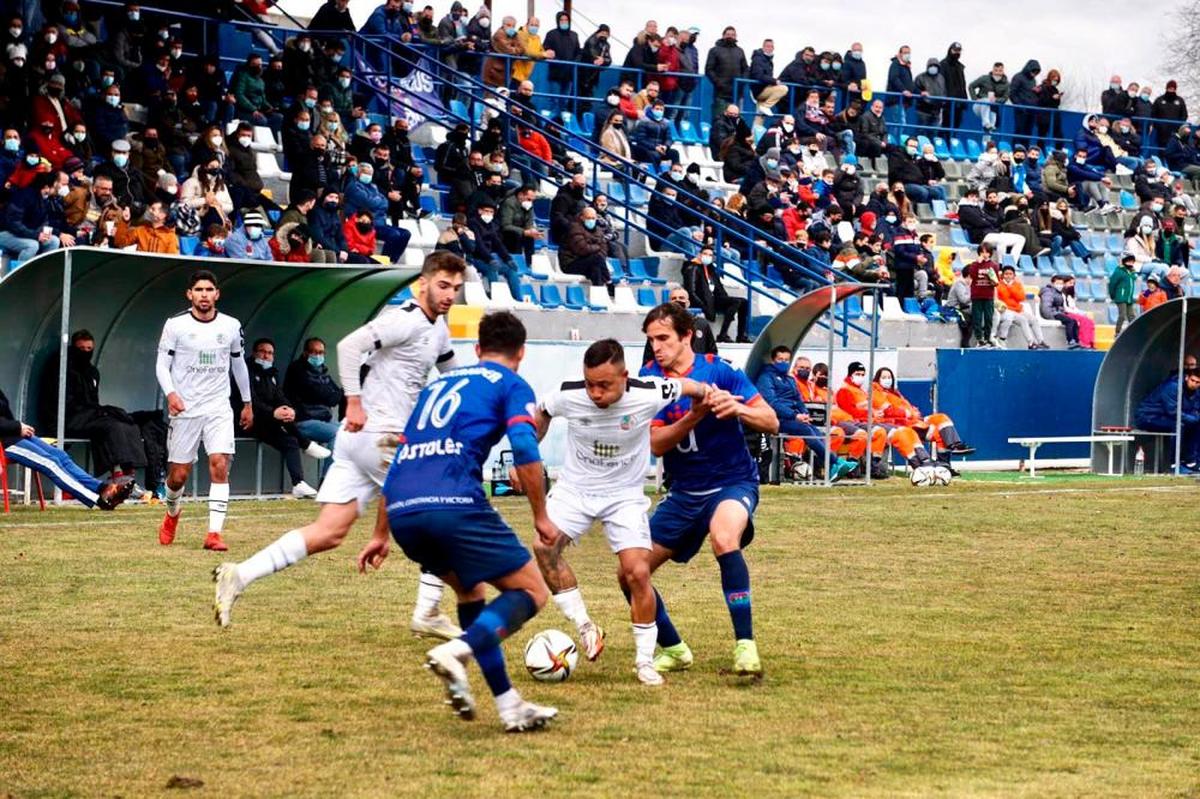 Juancho, el mejor del partido, rodeado de rivales