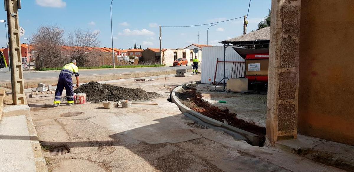 Obras de reordenación en la calle Las Gavias, con nuevos acerados y espacios para el vial.