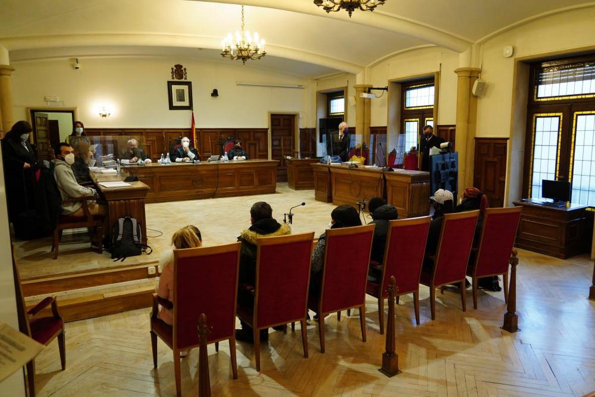 Los acusados, durante el juicio celebrado en la Audiencia Provincial.