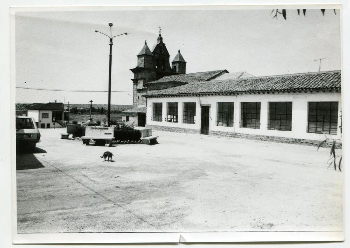 Aspecto que presentaba la plaza de El Cubo de Don Sancho en 1990, con las antiguas escuelas aún en pie.