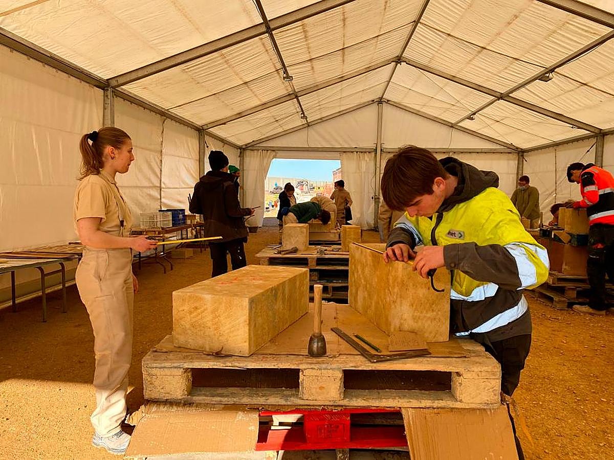 Los alumnos con las mediciones en la carpa habilitada