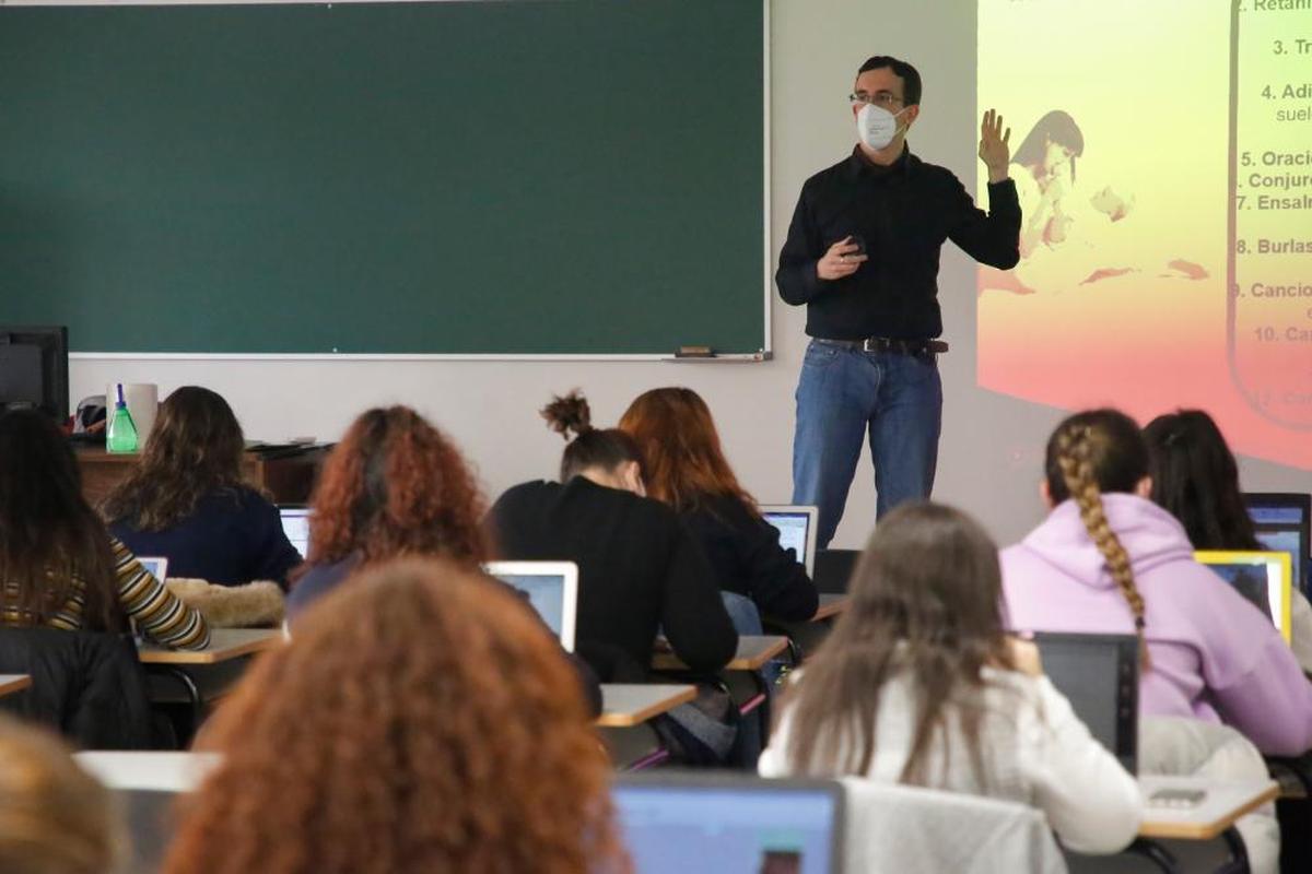 Santiago Sevilla durante una de sus clases en la Facultad de Educación