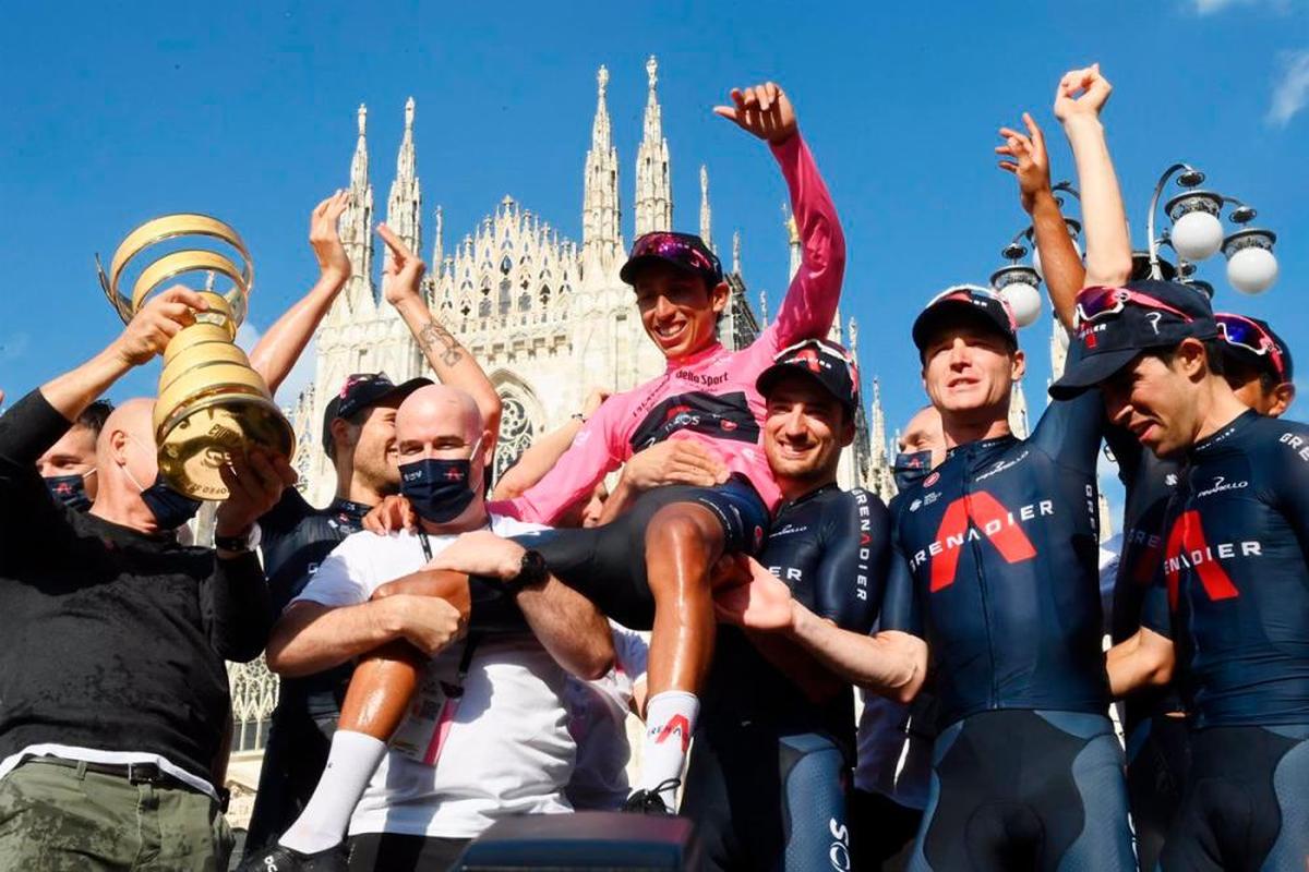 Egan Bernal, levantado por sus compañeros tras ganar el Giro de Italia