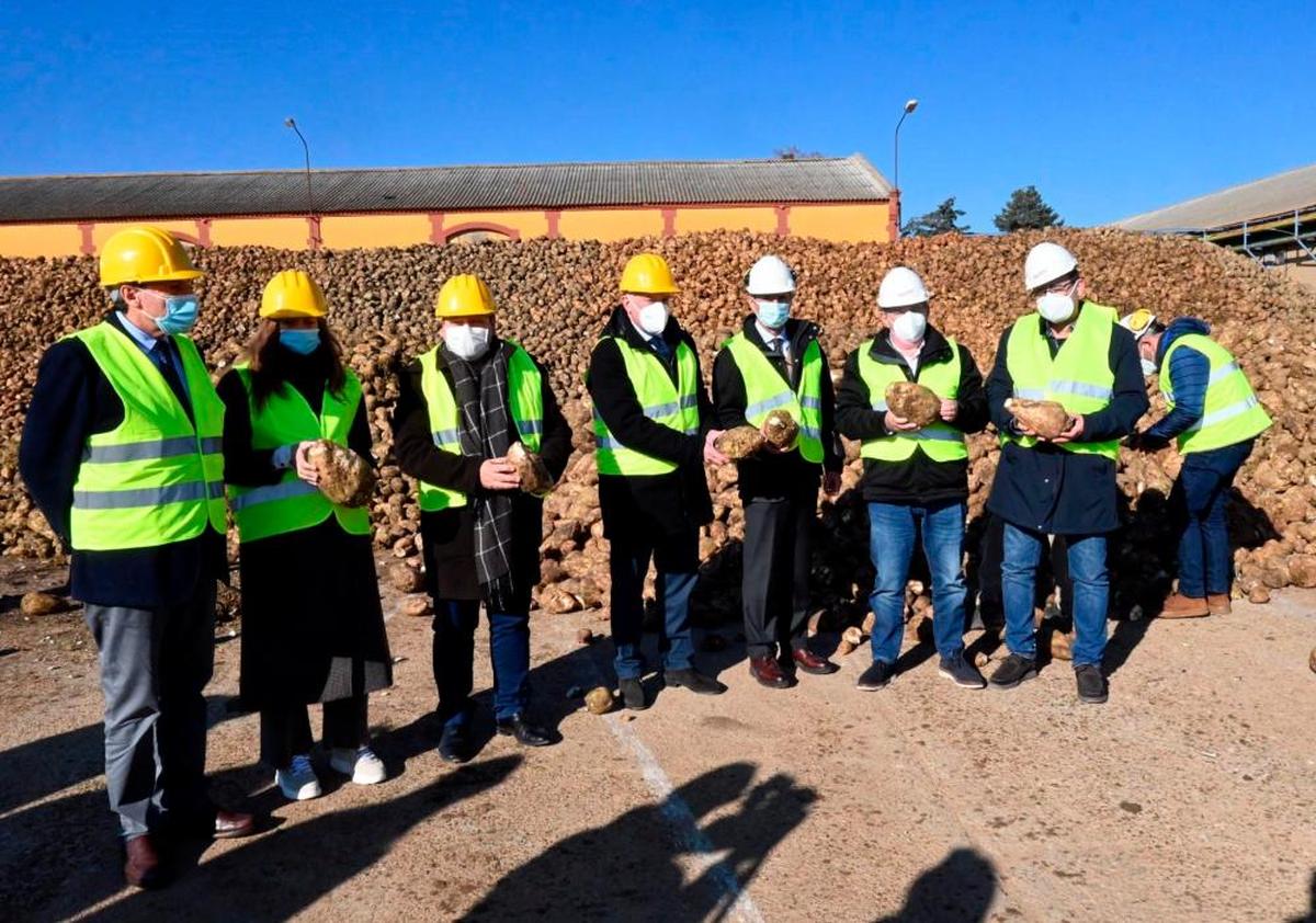 Jesús Julio Carnero, en el centro, en la azucarera de La Bañeza