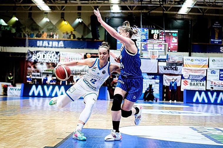 Karlie Samuelson defiende a Friskovec